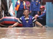 Army volunteers assist during Indonesian floods