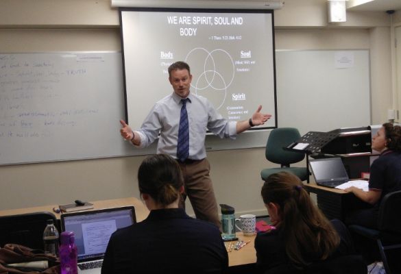 Guest lecturer inspires leadership students at Booth College