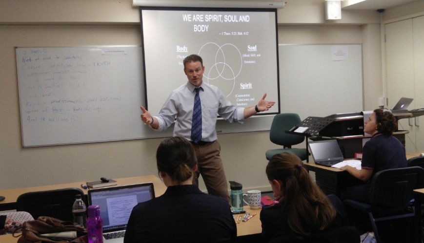 Guest lecturer inspires leadership students at Booth College