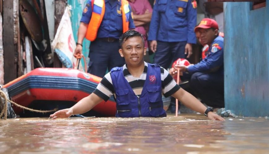 Army volunteers assist during Indonesian floods