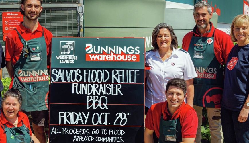 Bunnings puts on a sausage sizzle for the Salvos