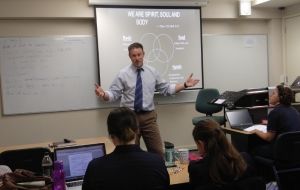 Guest lecturer inspires leadership students at Booth College